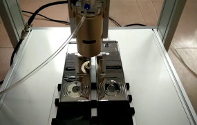 智能門鎖點玻璃膠-香芋機電